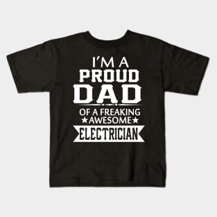 FAther (2) IM A PROUD CHEERLEADER 2 Kids T-Shirt